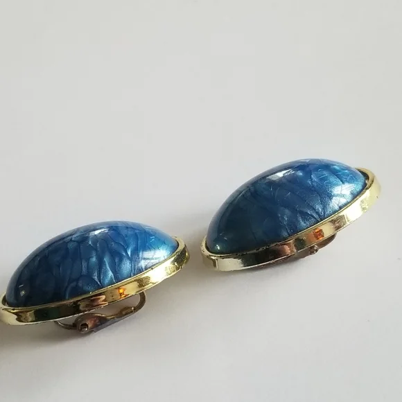 Vintage earrings chunky clip on oval egg shaped wavy pearlized blue gold tone - Picture 5 of 14